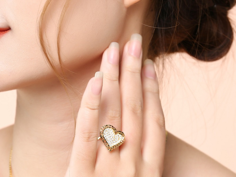 Nhẫn đ&iacute;nh đ&aacute; h&igrave;nh tr&aacute;i tim lớn nổi bật